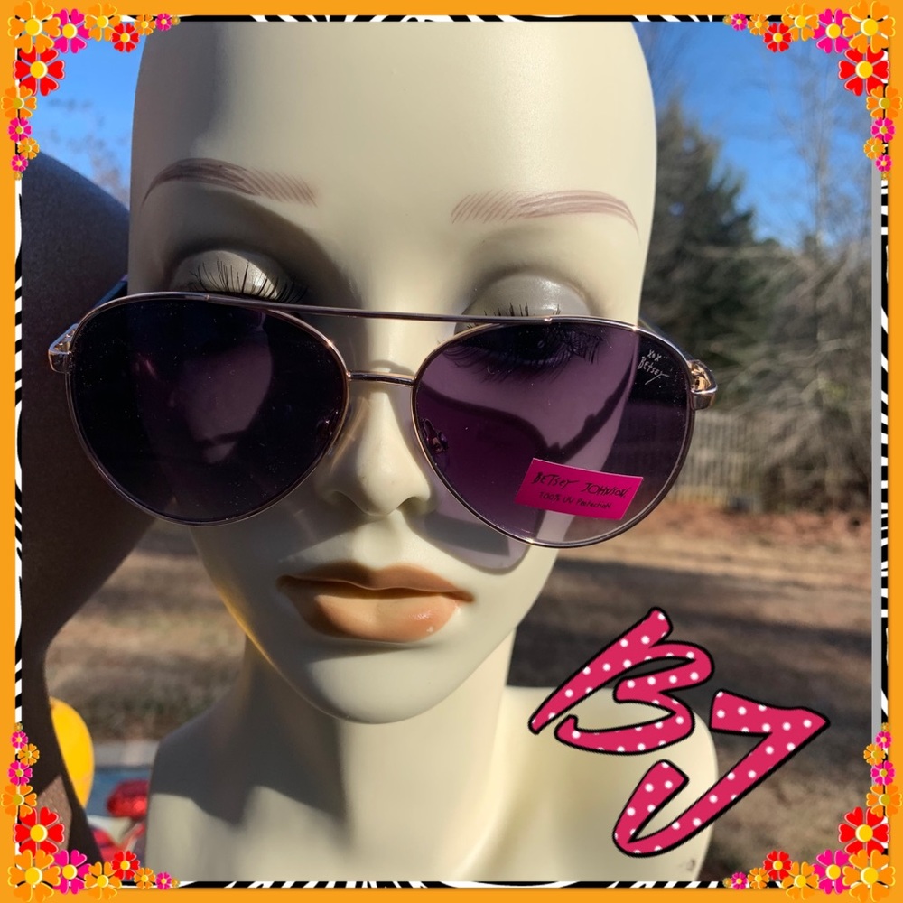Betsey Johnson gold/pink frame sun glasses 😎 💕
